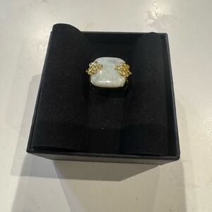 Elegant Gold and Jade Women's Ring